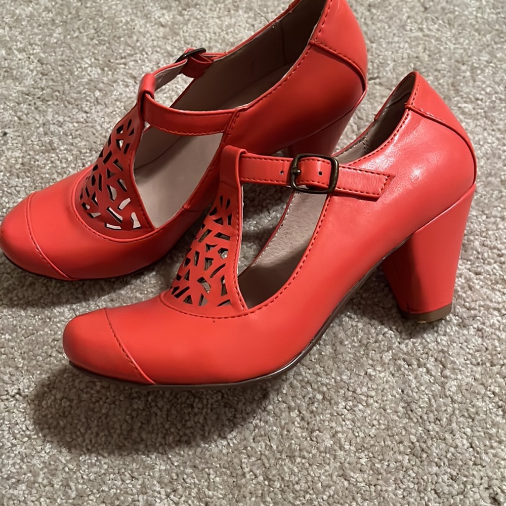 Peachy pinkish orange vintage style heels, size 5
